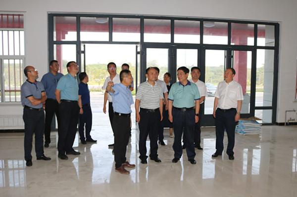 陜西省交通廳黨組成員萬振江調(diào)研指導川耀崔仙服務區(qū)項目