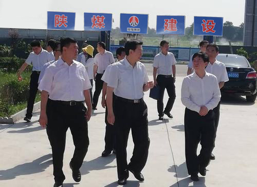 陜西省委常委、省委政法委書(shū)記莊長(zhǎng)興一行深入陜煤建設(shè)渭南分公司南京金龍電動(dòng)車項(xiàng)目開(kāi)展調(diào)研