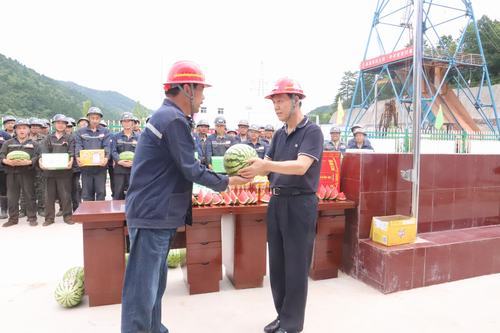 公司領(lǐng)導(dǎo)深入一線“送清涼”慰問(wèn)