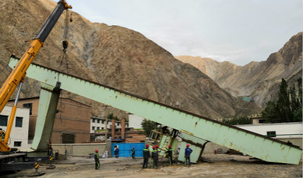 陜煤建設(shè)機(jī)電安裝公司承建的鏡鐵山礦報(bào)廢龍門(mén)吊拆除“安全落地”
