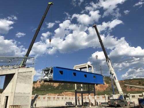 陜煤建洗選煤運(yùn)營公司安裝第五項(xiàng)目部：棧橋鋼結(jié)構(gòu)吊裝順利完成