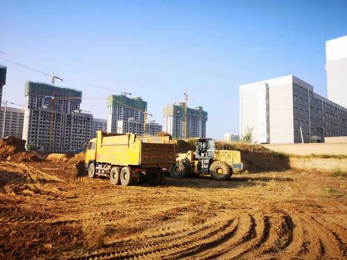 陜煤建設(shè)銅煤公司承建的靖邊縣金地華府9#-16#樓、地下車庫(kù)及商業(yè)部分工程正式開(kāi)工建設(shè)