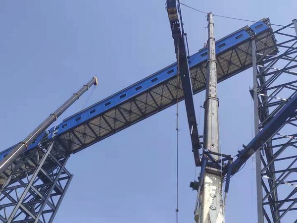陜煤建設(shè)韓城分公司五榀鋼桁架棧橋順利吊裝完成