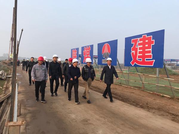 渭南市常務(wù)副市長楊武民、開沃新能源汽車集團(tuán)副董事長丁星勝一行現(xiàn)場推進(jìn)渭南南京金龍項目建設(shè)