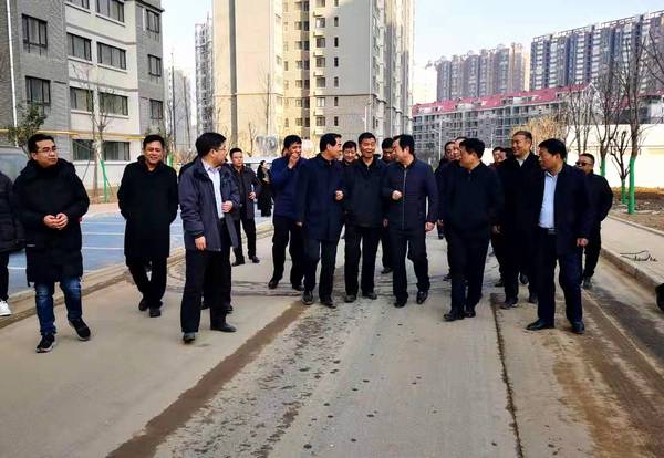 銅川礦業(yè)公司黨委書(shū)記、執(zhí)行董事劉水利一行蒞臨銅煤1#、2#住宅小區(qū)現(xiàn)場(chǎng)調(diào)研指導(dǎo)工作