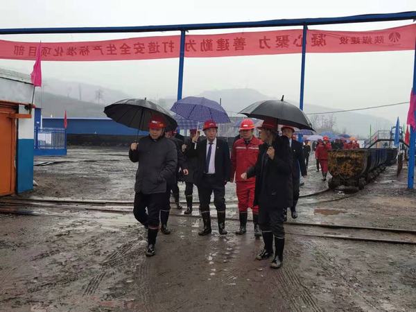 江蘇悅達(dá)集團(tuán)領(lǐng)導(dǎo)蒞臨陜煤建設(shè)礦建二公司王峰項(xiàng)目部檢查指導(dǎo)工作