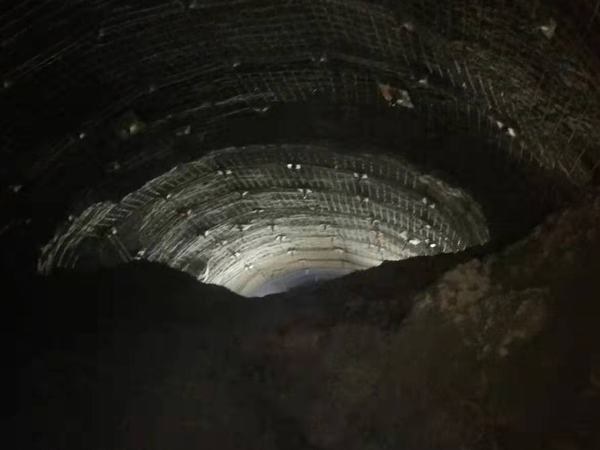 陜煤建設(shè)礦建二公司小保當二號煤礦2-2煤回風大巷（二）工程（南段）順利貫通