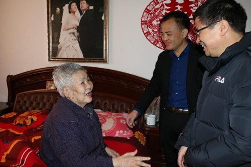 陜煤建設(shè)機(jī)電安裝公司春節(jié)前夕走訪慰問退休職工家庭