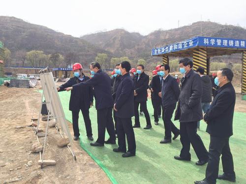 咸陽市紀委書記實地督導游客接待中心項目工程疫情防控及復工復產(chǎn)工作