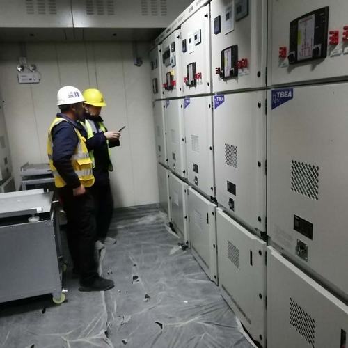 陜煤建設銅煤公司第十六項目承建的榆林化超限設備組焊廠房項目高壓電纜箱變安裝通電成功