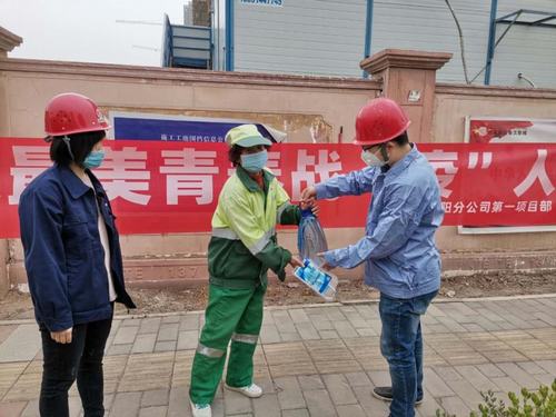 學(xué)雷鋒、展風(fēng)采，爭做最美青年“戰(zhàn)疫人”