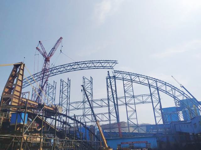 陜煤建設(shè)洗選煤運(yùn)營(yíng)公司：清水川儲(chǔ)煤場(chǎng)封閉工程第一榀28軸A、B段管桁架吊裝完成