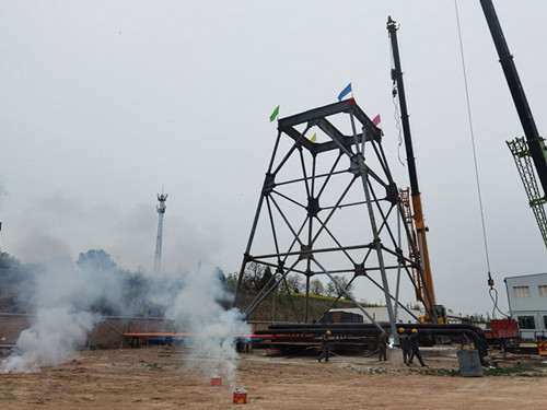 陜煤建設(shè)機電安裝公司承建的小莊礦白家宮進風立井井架吊裝完成