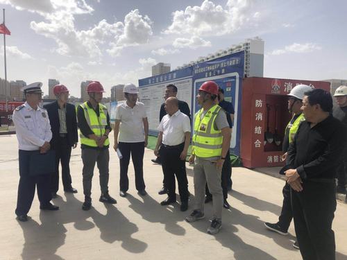 靖邊縣縣委常委、常務(wù)副縣長(zhǎng)孟春偉一行蒞臨陜煤建設(shè)銅煤公司承建的金地華府項(xiàng)目檢查指導(dǎo)工作