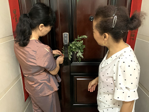 陜煤建設(shè)公司：龍灣水境小區(qū)物業(yè)開展“送艾草、迎端午”活動(dòng)