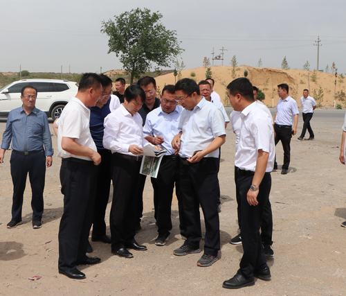 榆林市副市長(zhǎng)張勝利蒞臨路橋分公司靖神鐵路項(xiàng)目部現(xiàn)場(chǎng)調(diào)研征地拆遷工作