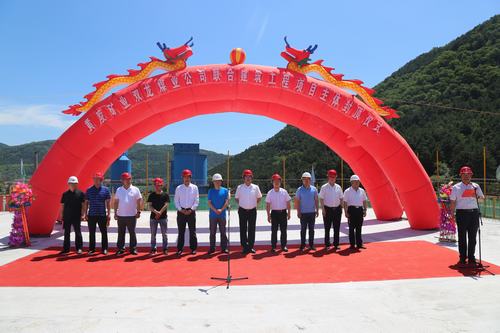由咸陽(yáng)分公司承建的雙龍煤業(yè)聯(lián)合建筑工程主體封頂儀式順利舉行
