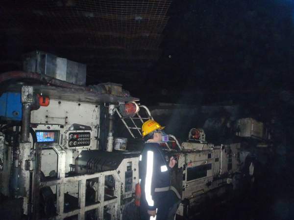 陜煤建設掘進公司：14部系統(tǒng)！8000米運距！鐵軍再次攻堅克難