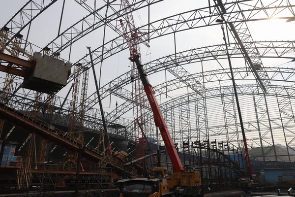 陜煤建設(shè)洗選煤運(yùn)營(yíng)公司舉行清水川電廠儲(chǔ)煤場(chǎng)封閉工程鋼結(jié)構(gòu)主體順利完成合攏儀式