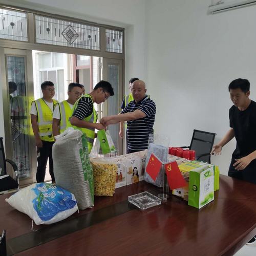 夏日送清涼，關(guān)懷暖人心