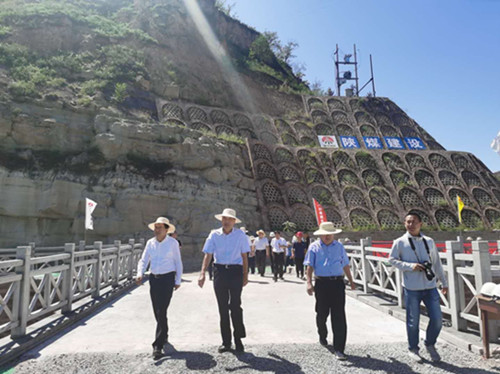榆林市人大主任錢勞動赴陜煤建設(shè)漢中分公司吳堡橫溝溫泉項目觀摩