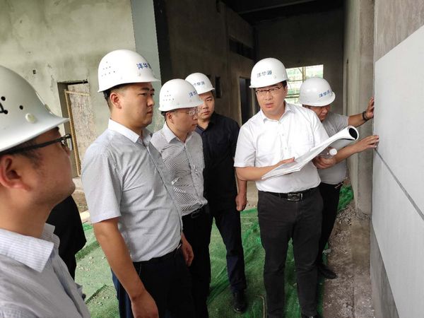 西安灃東國際車城發(fā)展有限公司總經理王濤深入陜煤建設天工公司施工現場慰問指導工作