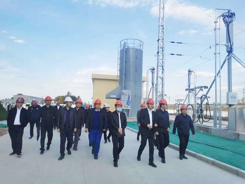 陜西省國資委宣傳處及各媒體采訪團(tuán)深入靖神鐵路孟家灣機(jī)輛中心建設(shè)項(xiàng)目施工現(xiàn)場