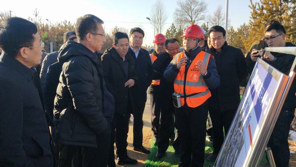 榆林市政協(xié)副主席、政府秘書(shū)長(zhǎng)、科創(chuàng)新城管委會(huì)主任趙志平一行蒞臨科創(chuàng)新城市政一期工程N(yùn)1項(xiàng)目指導(dǎo)工作