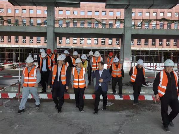 陜煤建設(shè)銅煤公司承建的榆林化學(xué)廠前區(qū)現(xiàn)場(chǎng)迎來了同行業(yè)單位參觀指導(dǎo)