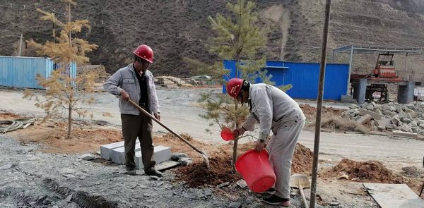 陜煤建設(shè)天工公司安裝三部開展“綠色施工、美化家園”義務(wù)植樹活動(dòng)