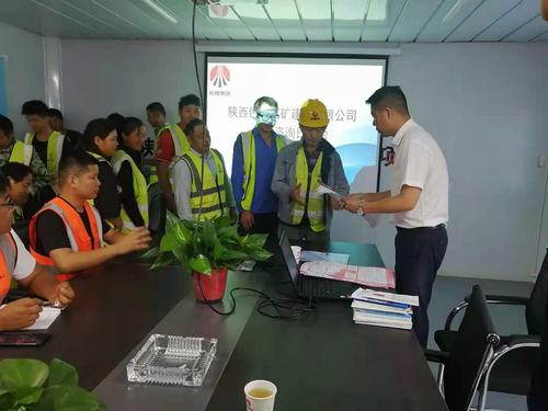 陜煤建設(shè)銅煤公司 深入施工現(xiàn)場(chǎng)開(kāi)展“安全宣傳咨詢?nèi)铡被顒?dòng)