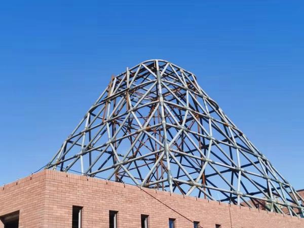 陜煤建設(shè)銅煤公司第十六項(xiàng)目部舉行廠前區(qū)職工活動(dòng)中心工程鋼結(jié)構(gòu)主體完成儀式