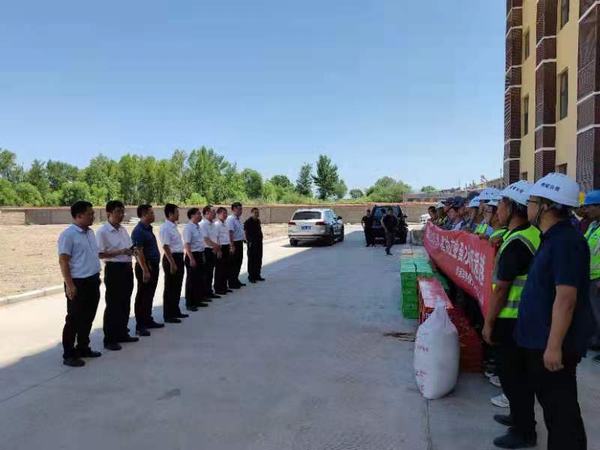 靖神鐵路公司黨委副書記、董事長(zhǎng)陳俊濤為陜煤建設(shè)銅煤公司第八項(xiàng)目部靖神鐵路孟家灣機(jī)輛中心項(xiàng)目干部職工等送清涼