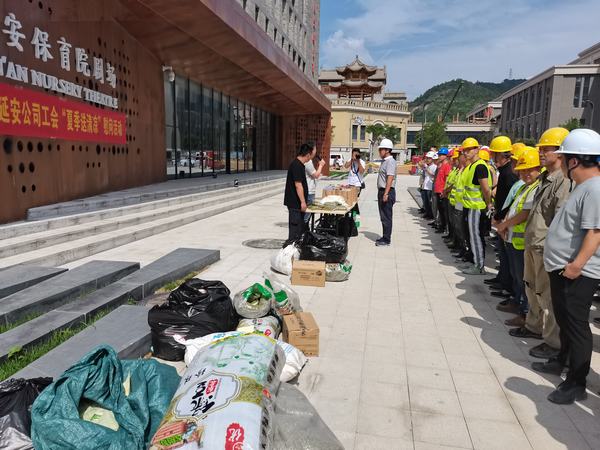 陜旅集團(tuán)延安公司工會(huì)為陜煤建設(shè)銅煤公司延安項(xiàng)目部延安保育院參建人員送清涼