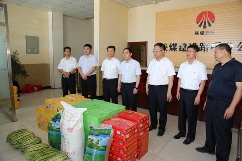 陜西靖神鐵路公司董事長(zhǎng)陳俊濤一行蒞臨陜煤建設(shè)路橋分公司靖神鐵路項(xiàng)目開展“送清涼”慰問