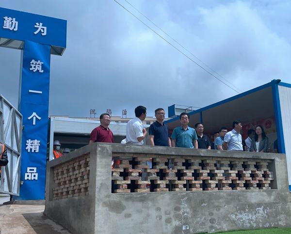 陜煤集團總經(jīng)理助理、戰(zhàn)略規(guī)劃委主任宋世杰一行蒞臨陜煤建設(shè)銅煤公司承建的王石凹游客服務(wù)中心項目檢查指導工作