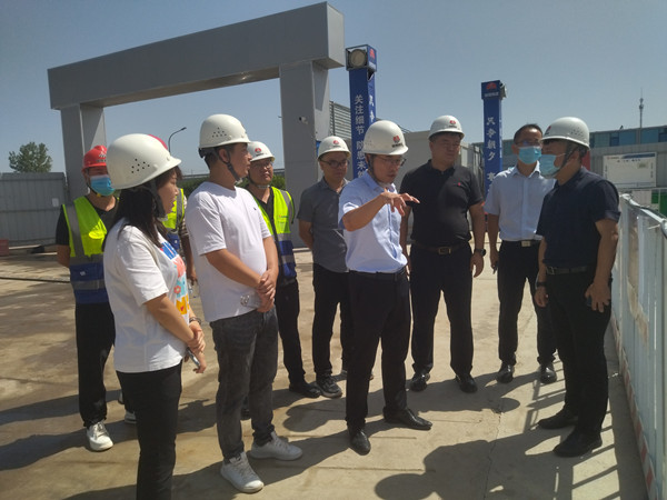 灃西新城黨委委員、管委會副主任薄磊一行蒞臨陜煤建設(shè)咸陽分公司承建的灃西新城第五學校項目調(diào)研指導工作