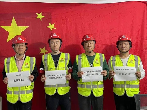 我和國(guó)旗合個(gè)影，曬出濃濃愛(ài)國(guó)情！