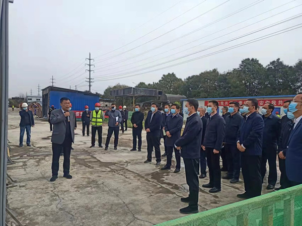 涇陽縣縣委書記拓巍峰、縣長郝瑞耀一行蒞臨陜煤建設(shè)咸陽分公司涇陽縣西城保障房項(xiàng)目觀摩調(diào)研