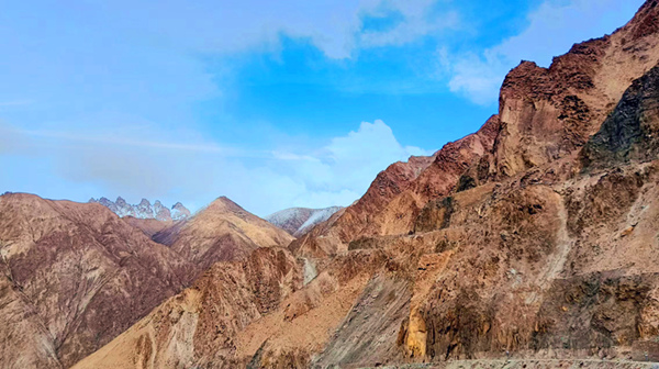 祁連山的風(fēng)，不小心打翻了春的調(diào)色板