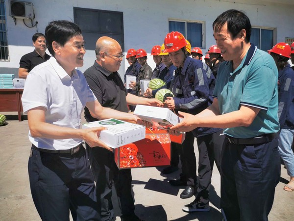楊讓順深入施工一線開展“送清涼”慰問