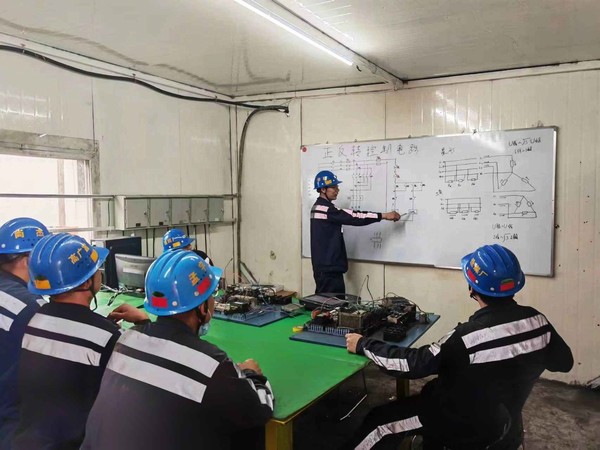 陜煤建設(shè)洗選煤運(yùn)營(yíng)公司紅柳林洗煤廠(chǎng)項(xiàng)目部：機(jī)電綜合實(shí)訓(xùn)室成為員工技能“充電站”