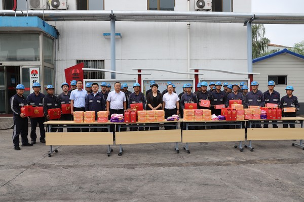 紅柳林礦業(yè)公司領(lǐng)導(dǎo)深入陜煤建設(shè)洗選煤運(yùn)營公司紅柳林洗煤廠項(xiàng)目部開展“送清涼”活動(dòng)