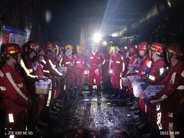 曹家灘礦業(yè)公司領導深入陜煤建設煤礦運營服務公司 曹家灘項目部開展中秋慰問活動