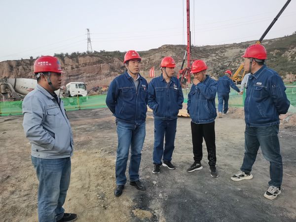 陜西新元潔能有限公司董事長(zhǎng)、總經(jīng)理范建林蒞臨陜煤建設(shè)天工公司檢查指導(dǎo)工作