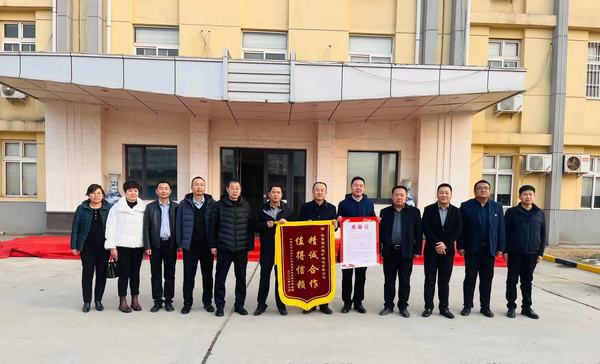 陜煤建設(shè)銅煤公司收到建設(shè)單位錦旗， 在建項(xiàng)目獲多方認(rèn)可