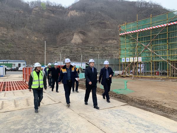 陜西彬長(zhǎng)集團(tuán)有限公司董事長(zhǎng)、黨委書(shū)記一行蒞臨陜煤建設(shè)天工公司承建的儲(chǔ)煤倉(cāng)工地檢查指導(dǎo)工作