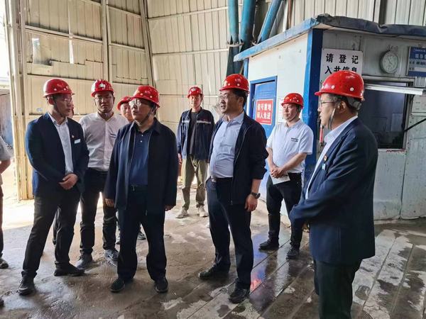 陜煤股份有限公司常務(wù)副總經(jīng)理李孝波、彬長(zhǎng)礦業(yè)有限公司總經(jīng)理焦小年蒞臨陜煤建設(shè)礦建二公司第一項(xiàng)目部檢查指導(dǎo)工作