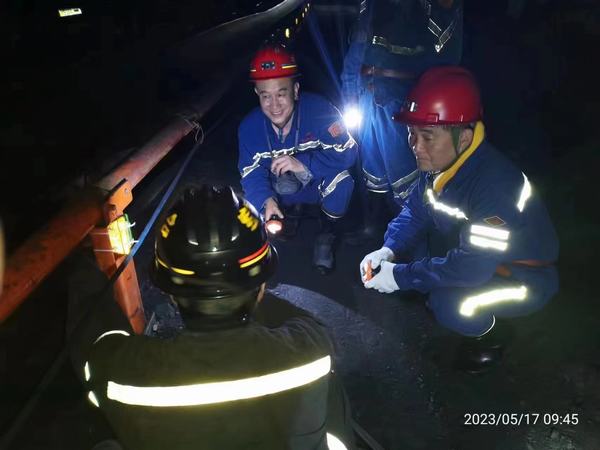 黃陵建莊礦業(yè)有限公司董事長(zhǎng)雷貫亮深入陜煤建設(shè)礦建二公司建莊項(xiàng)目部檢查安全質(zhì)量標(biāo)準(zhǔn)化工作