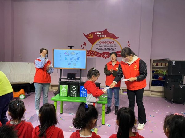 陜煤建設(shè)機電安裝公司垃圾分類進校園爭做環(huán)保“小達(dá)人”